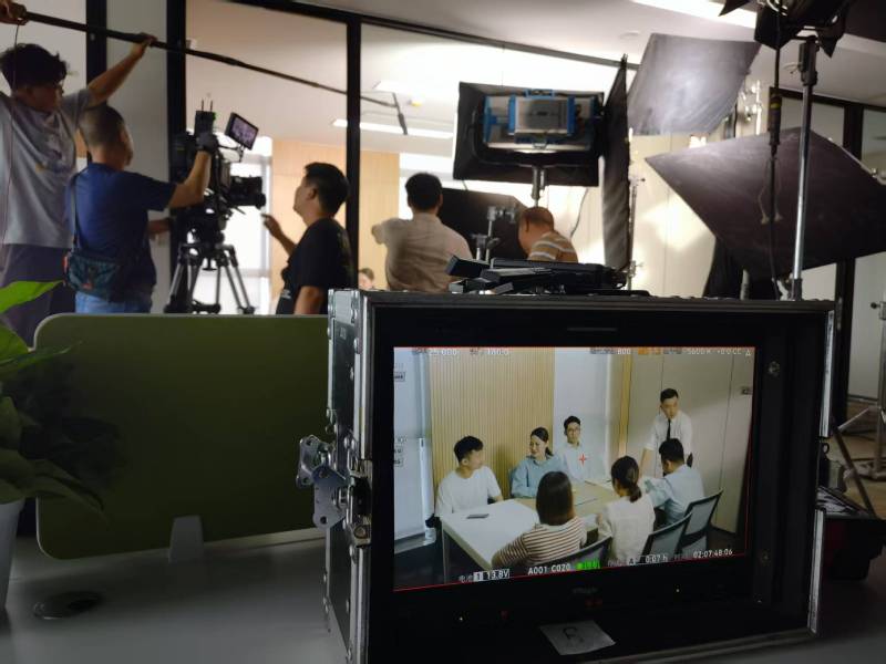 岭东区TVC拍摄公司：科技产品视觉化大师，诠释未来感与功能美学